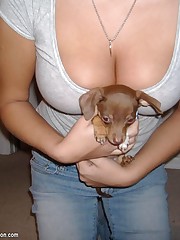 Chick don't wear bras and show nasty upblouse