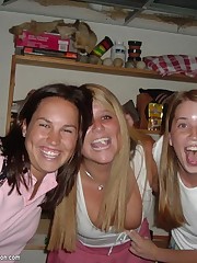 Chick don't wear bras and show nasty upblouse