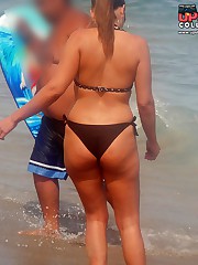 Amateur fems get bikini ass on cam