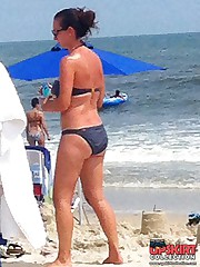 Girl does not notice her bikini slip