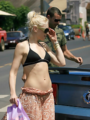 Glam girl Gwen StefaniGwen upskirt pantyhose