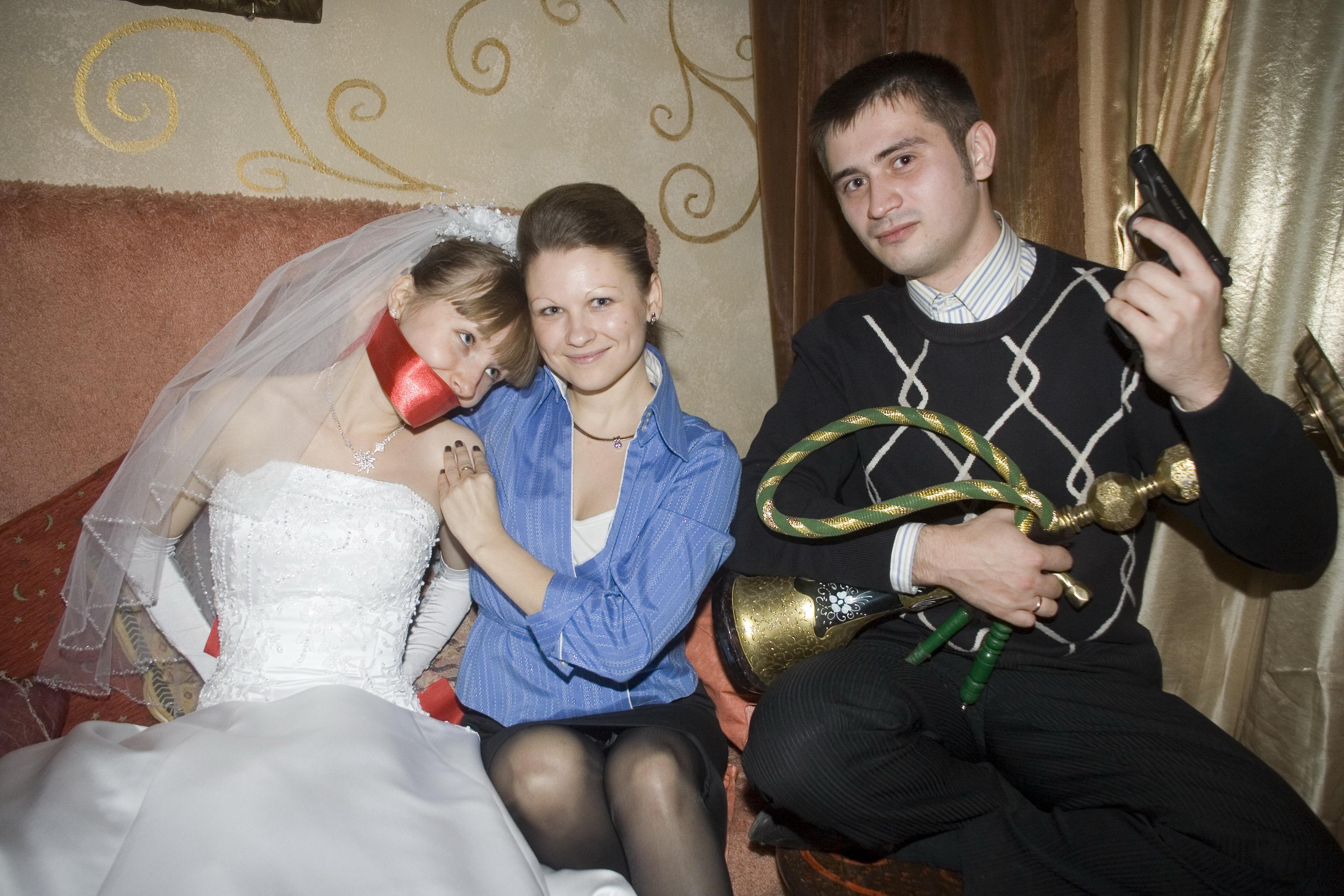 Супруг вывез невесту после свадьбы в поле и трахнул