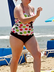 Bikini babe providing with beach fun upskirt shot