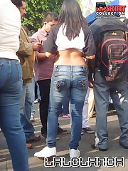 Girls in sexy jeans dont mind posing candid upskirt