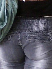 Tight spandex jeans girl flashes nub upskirt pic