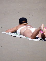 Girls in bikinis get on beach spy cam upskirt shot