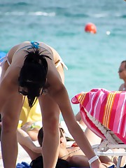 Bikini  voyeur hunter works on beach candid upskirt