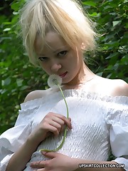 Blonde chick performs in the amateur photo session