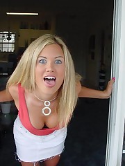 Chicks dance and get their upblouse view caught