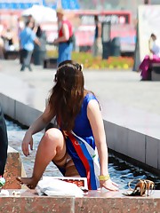 Cameraman gets awarded with upskirts